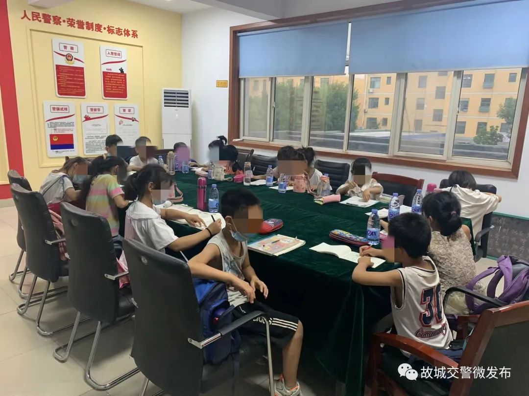 “黑校車”擠了16個學生，司機、老板被刑事立案偵查 | 夏季整治百日行動