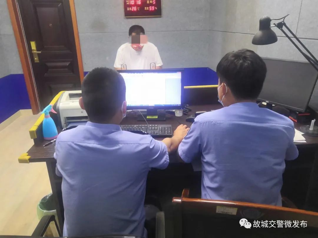 “黑校車”擠了16個學生，司機、老板被刑事立案偵查 | 夏季整治百日行動