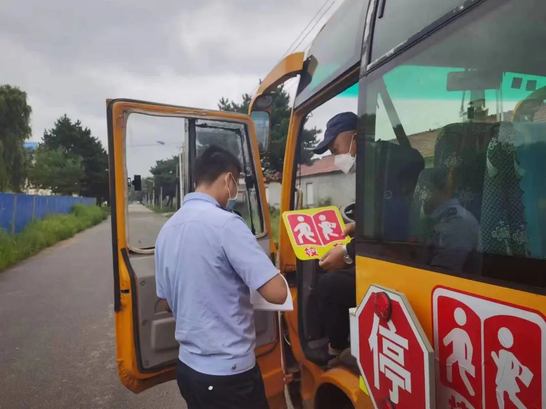 護(hù)航開學(xué)季 | 經(jīng)開大隊開展校車安全大檢查