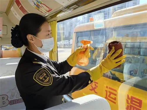 全力保障學(xué)生乘車安全！青島溫馨校車公司多舉措應(yīng)對(duì)寒潮天氣