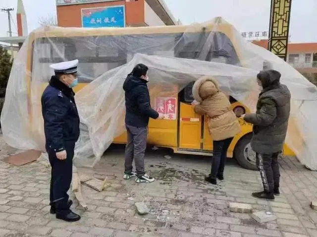「平安春運 交警同行」白水公安交警聯(lián)合縣教育局封存校車