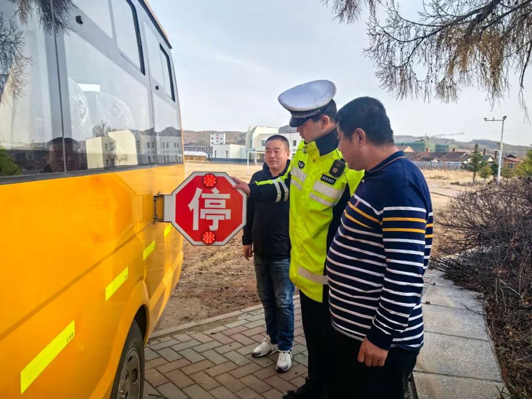 為愛護(hù)航 安全“童”行！龍井交警開展校車安全大檢查