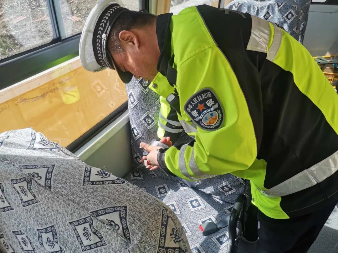 為愛護(hù)航 安全“童”行！龍井交警開展校車安全大檢查