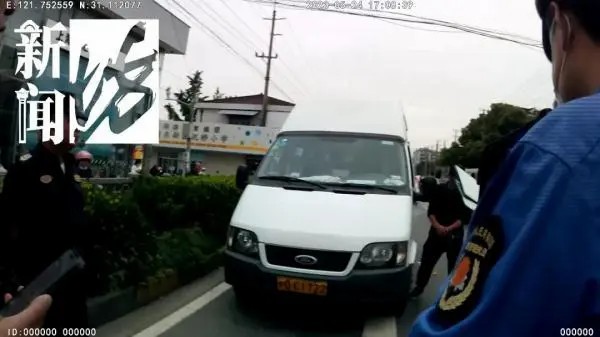 滬一“黑校車”載了十多名小學生……家長心太大！出了事怎么辦！