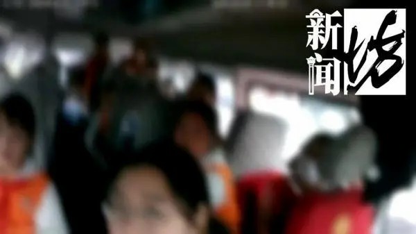 滬一“黑校車”載了十多名小學生……家長心太大！出了事怎么辦！