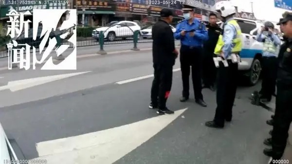 滬一“黑校車”載了十多名小學生……家長心太大！出了事怎么辦！