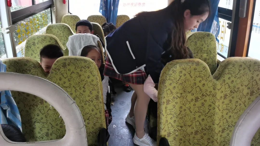 安全乘車，平安“童”行--祁陽市伯爵幼兒園校車安全應急演練