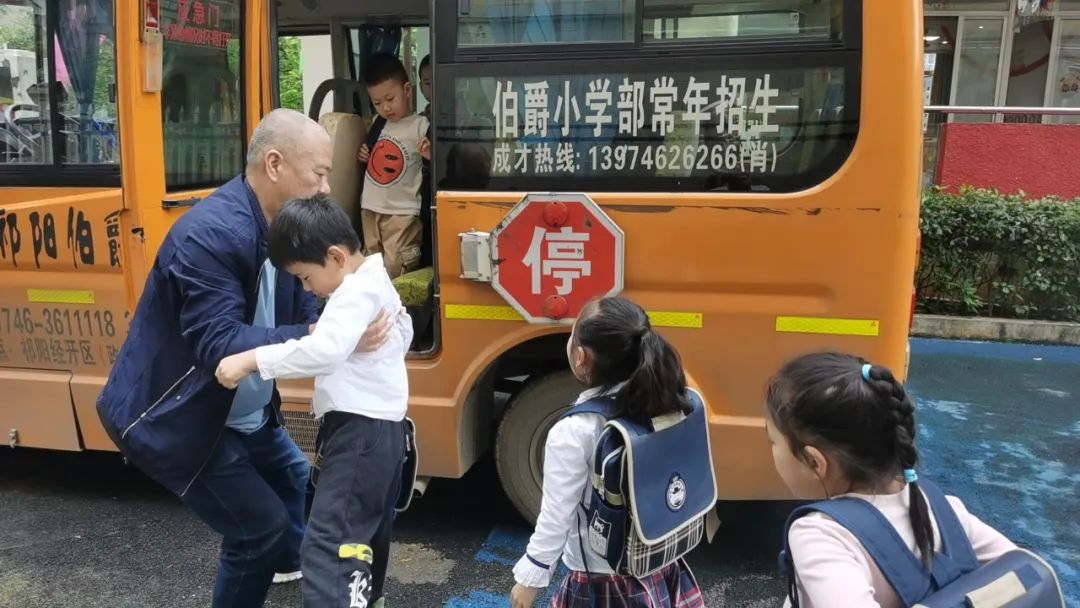 安全乘車，平安“童”行--祁陽市伯爵幼兒園校車安全應急演練