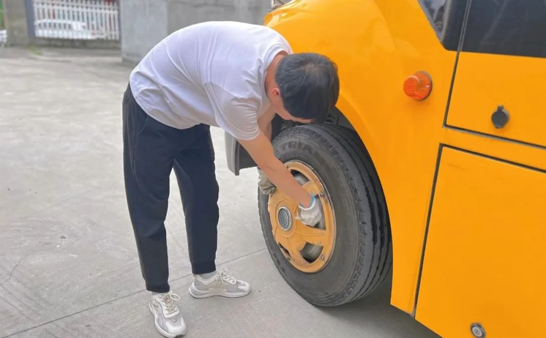 嚴把校車“安全關”，守護平安上學路|安康高新第二幼兒園校車安全排查