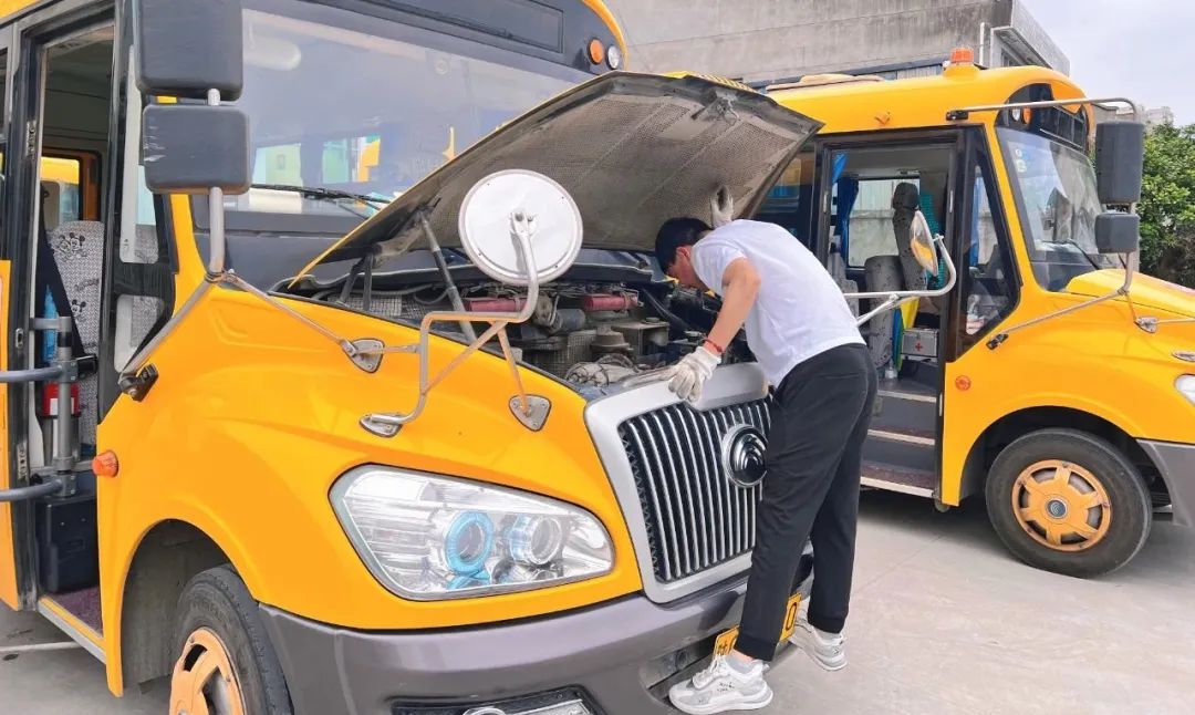 嚴把校車“安全關”，守護平安上學路|安康高新第二幼兒園校車安全排查