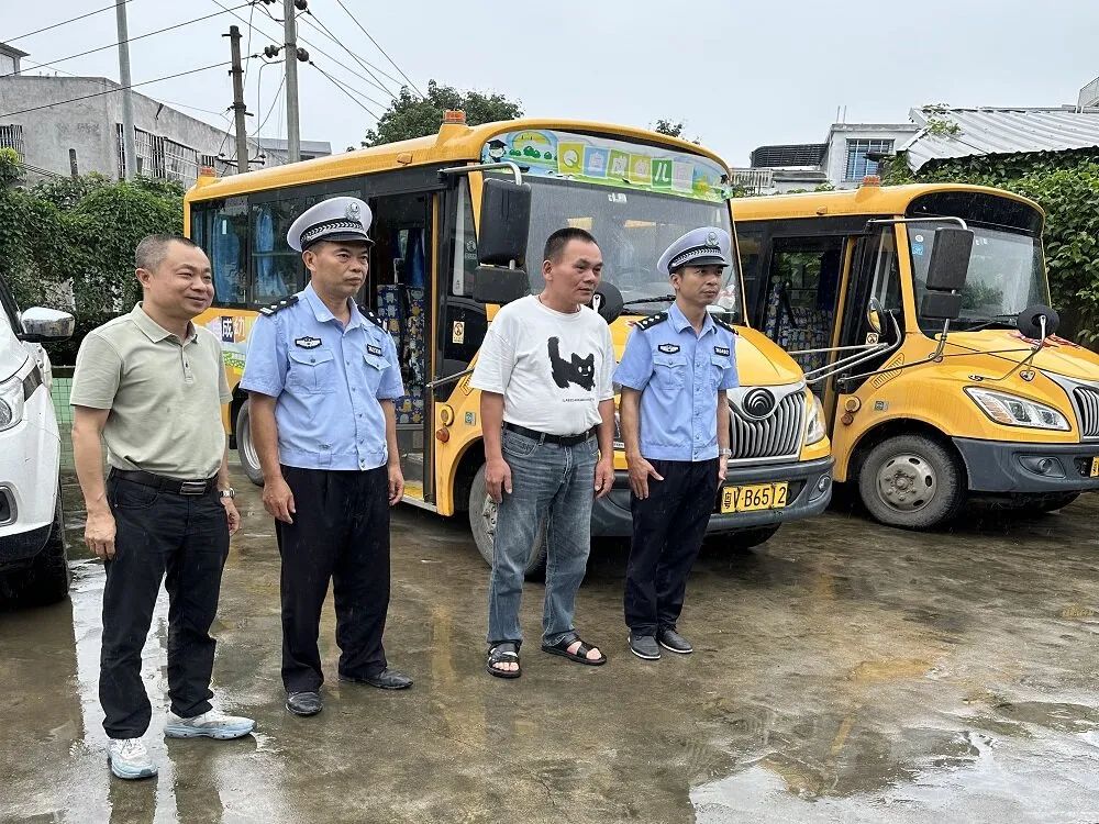 赤崗鎮(zhèn)教育組聯(lián)合洪陽(yáng)交警中隊(duì)開展校車專項(xiàng)安全檢查