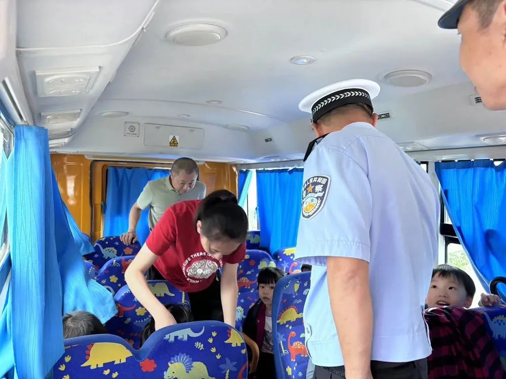 赤崗鎮(zhèn)教育組聯(lián)合洪陽(yáng)交警中隊(duì)開展校車專項(xiàng)安全檢查