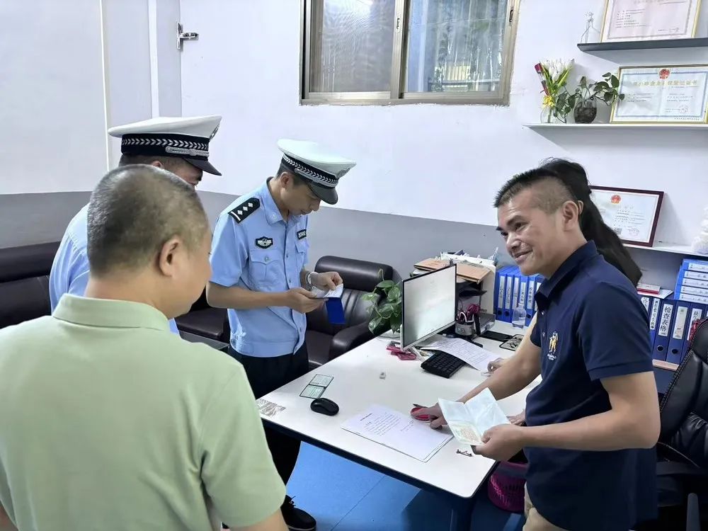 赤崗鎮(zhèn)教育組聯(lián)合洪陽(yáng)交警中隊(duì)開展校車專項(xiàng)安全檢查