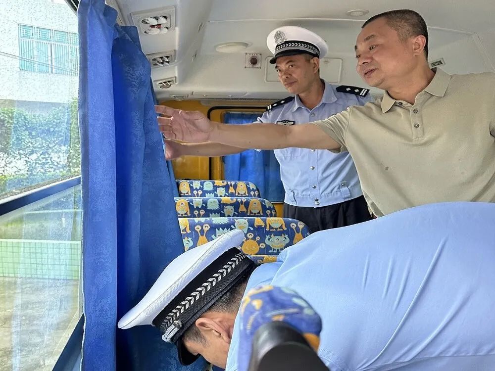 赤崗鎮(zhèn)教育組聯(lián)合洪陽(yáng)交警中隊(duì)開展校車專項(xiàng)安全檢查