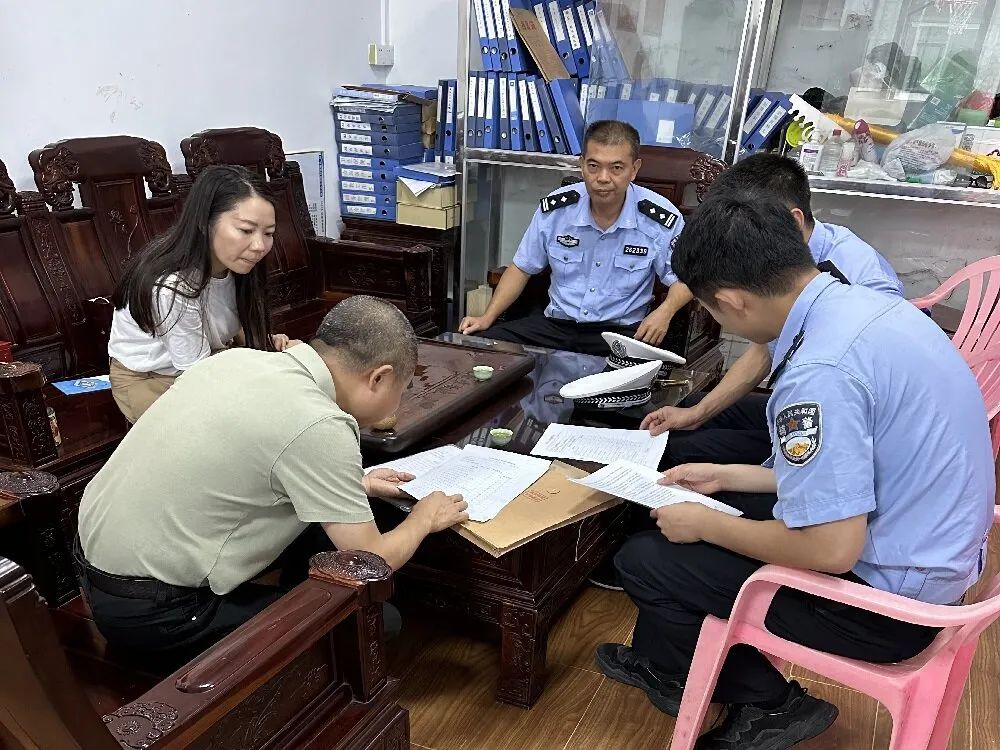 赤崗鎮(zhèn)教育組聯(lián)合洪陽(yáng)交警中隊(duì)開展校車專項(xiàng)安全檢查