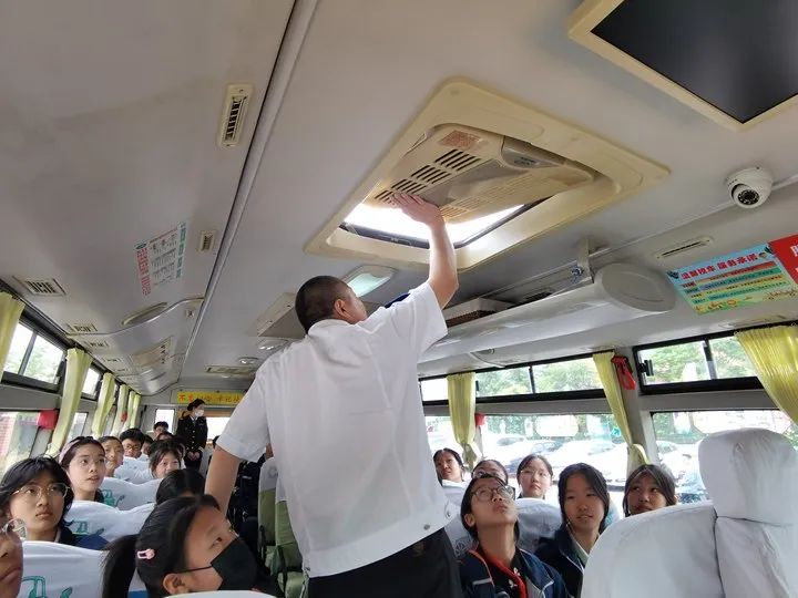 校車演練不松懈，安全意識筑心間——奮進路初級中學開展校車應急疏散演練活動