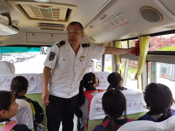 校車演練不松懈，安全意識筑心間——奮進路初級中學開展校車應急疏散演練活動