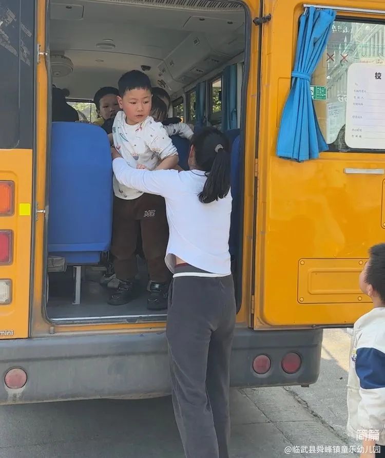 “為愛護航，校車安全伴我行”——童樂幼兒園校車安全演練