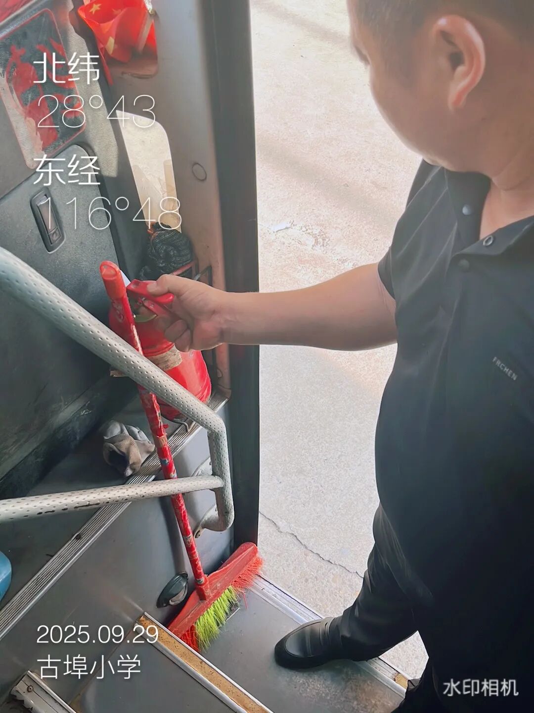 以練筑安全，守護(hù)上學(xué)路——古埠鎮(zhèn)中心小學(xué)開(kāi)展校車安全應(yīng)急演練