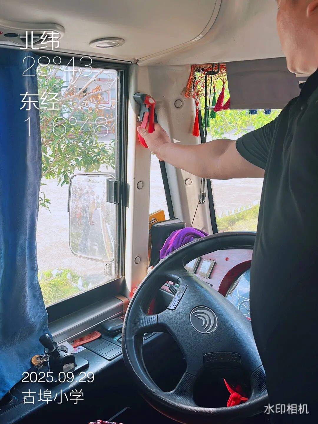 以練筑安全，守護(hù)上學(xué)路——古埠鎮(zhèn)中心小學(xué)開(kāi)展校車安全應(yīng)急演練