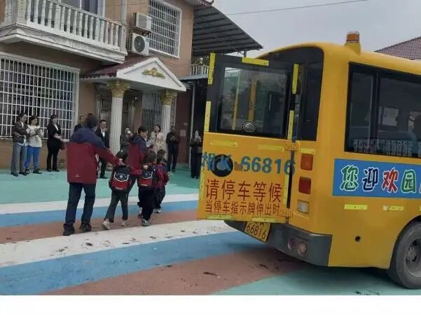 爐觀鎮(zhèn)蘆茅江幼兒園校車安全應(yīng)急綜合演練