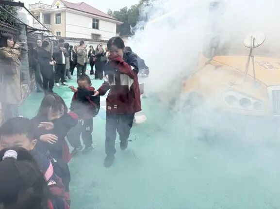 爐觀鎮(zhèn)蘆茅江幼兒園校車安全應(yīng)急綜合演練