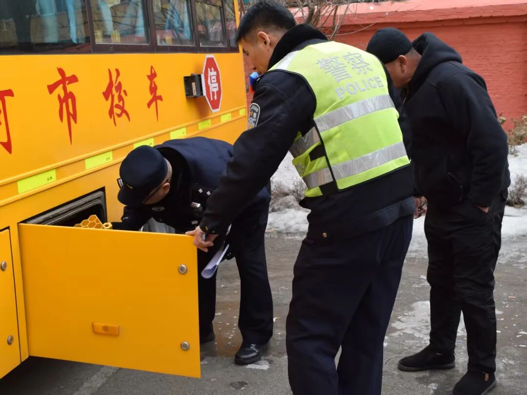 蛟河公安：開學(xué)季為校車“體檢” 上好安全“第一課”