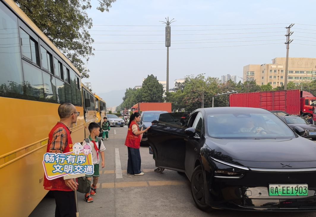 織密校車安全網(wǎng) 守護學(xué)子平安行