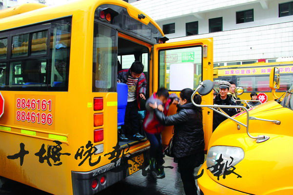 春季校車安全應(yīng)急演練成熱潮
