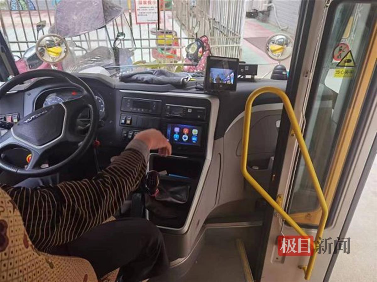 校車超員63%被“監控”鎖定，交警一查發現更大問題