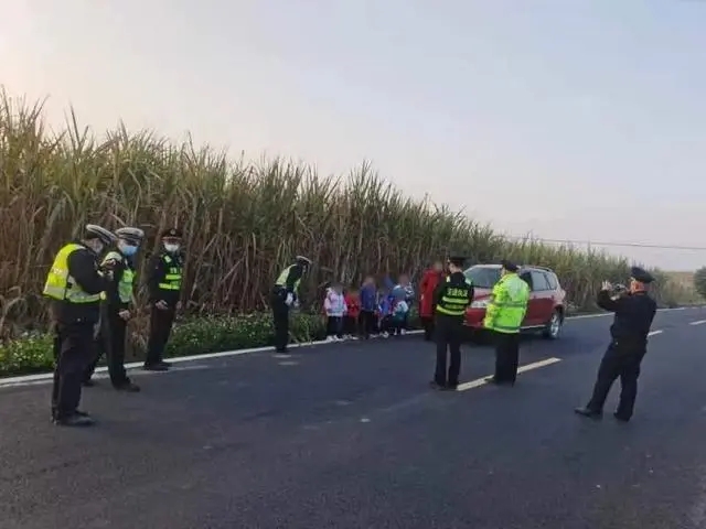 收了“接送費”，卻如此接孩子？！家長們，你們真的能放心嗎？