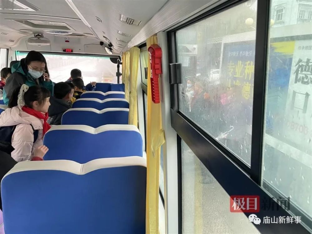 大鼻子校車開進廟山，一所小學就有1400人報名