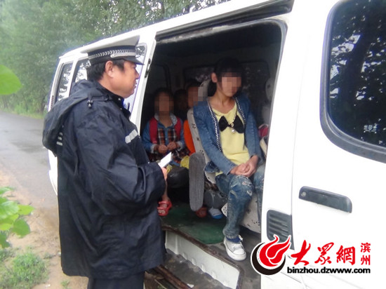 濱城交警開展幼兒園非校車安全專項(xiàng)整治行動(dòng)