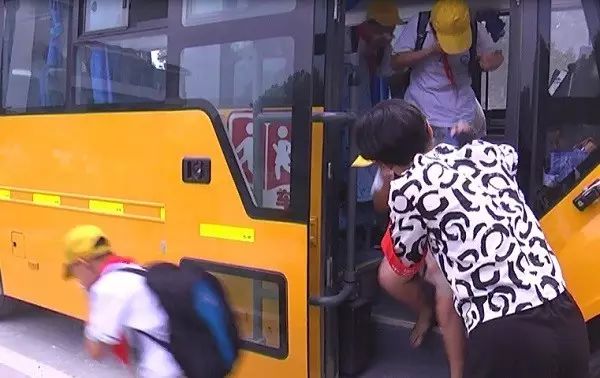 校車突發(fā)事故？浙江諸暨浣東街道中心學(xué)校來演練
