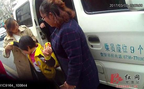 幼兒園“黑校車(chē)”   誰(shuí)來(lái)負(fù)責(zé)它的安全