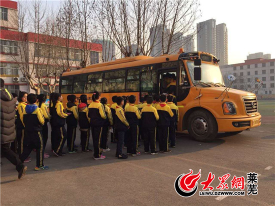 山東萊蕪第二實(shí)驗(yàn)小學(xué)舉行校車安全應(yīng)急逃生演練