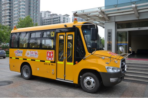 2017年“百城千?！矂P校車公益行”活動(dòng)舉辦