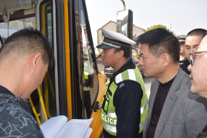 澧縣澧陽(yáng)街道辦事處開(kāi)展校車安全大檢查