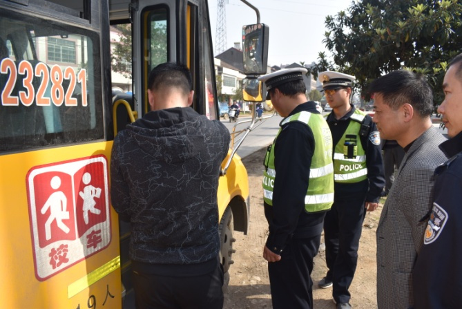澧縣澧陽(yáng)街道辦事處開(kāi)展校車安全大檢查