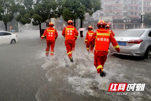 暴雨襲城！校車被困！常德消防交警搭“人橋”抱出22名幼兒