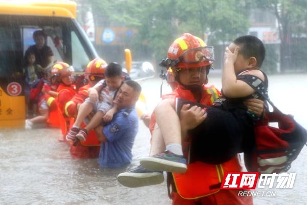 暴雨襲城！校車被困！常德消防交警搭“人橋”抱出22名幼兒