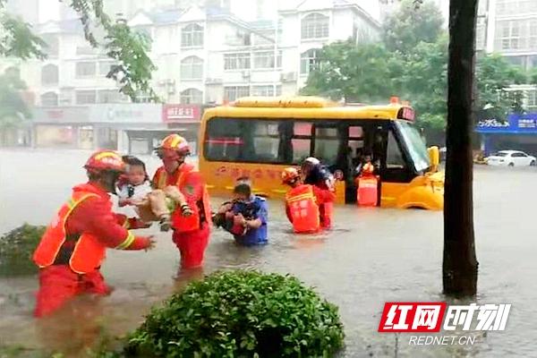 暴雨襲城！校車被困！常德消防交警搭“人橋”抱出22名幼兒