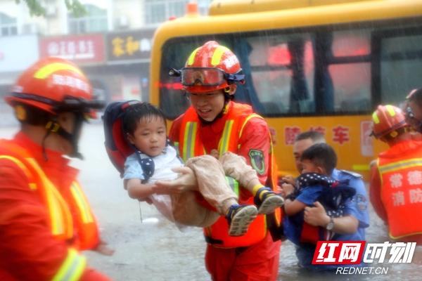 暴雨襲城！校車被困！常德消防交警搭“人橋”抱出22名幼兒