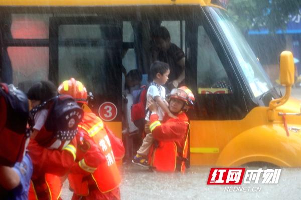 暴雨襲城！校車被困！常德消防交警搭“人橋”抱出22名幼兒