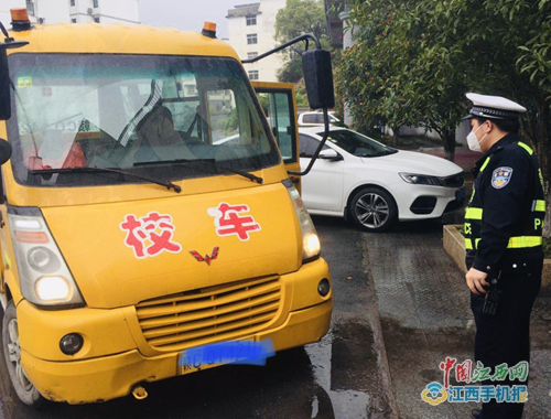 宜春交警直屬三大隊(duì)開(kāi)展校車安全檢查迎復(fù)學(xué)（圖）