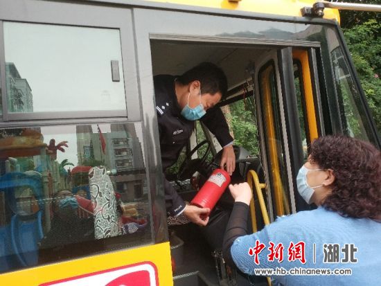 襄陽(yáng)樊城警方深入轄區(qū)校園開展校車安全大檢查