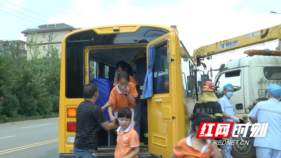 校車發(fā)生交通事故 教科書的操作是這樣的