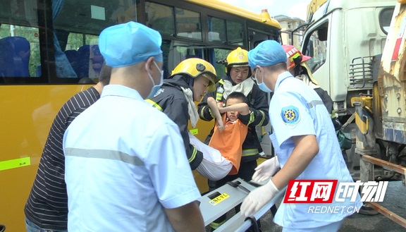 校車發(fā)生交通事故 教科書的操作是這樣的