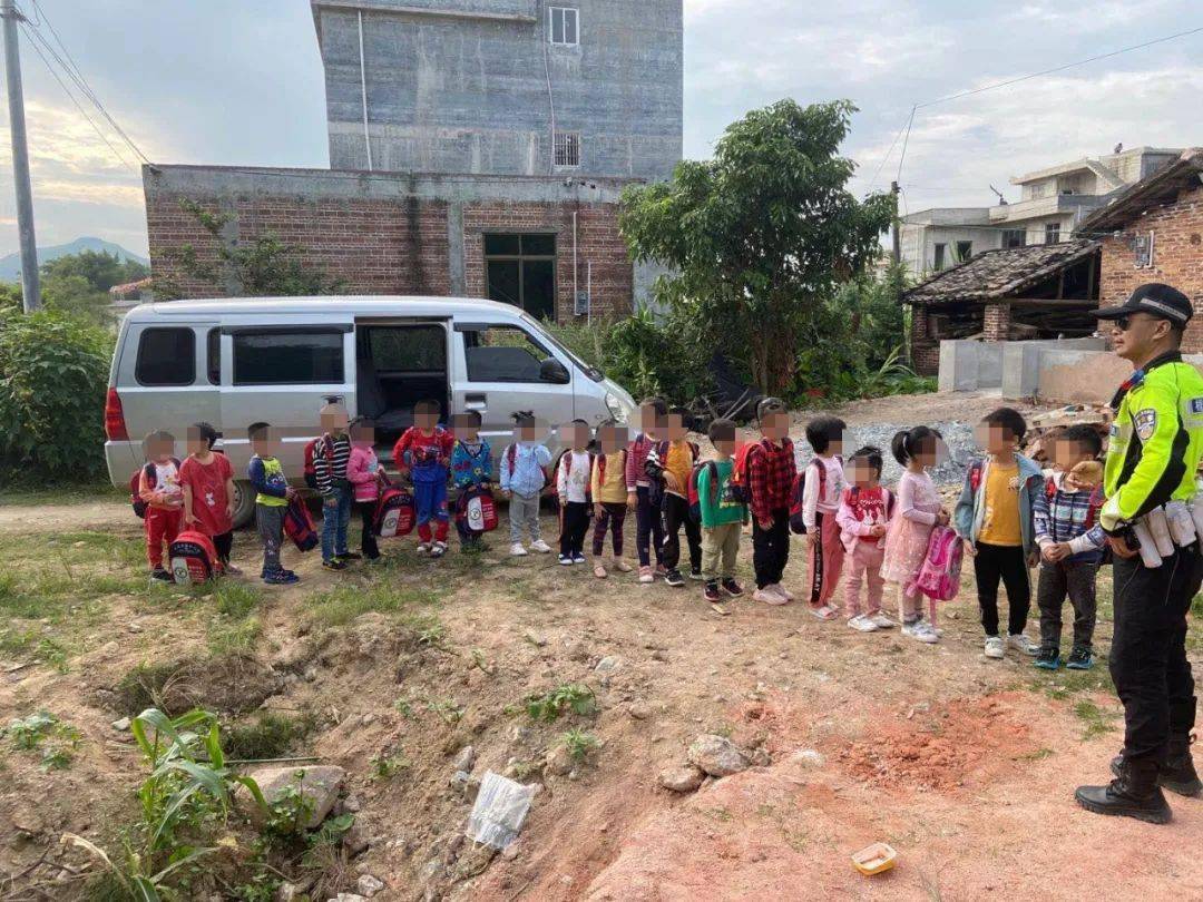 廣西：梧州這輛 “黑校車” 讓人嚇一跳！如此超載，實(shí)在危險(xiǎn)