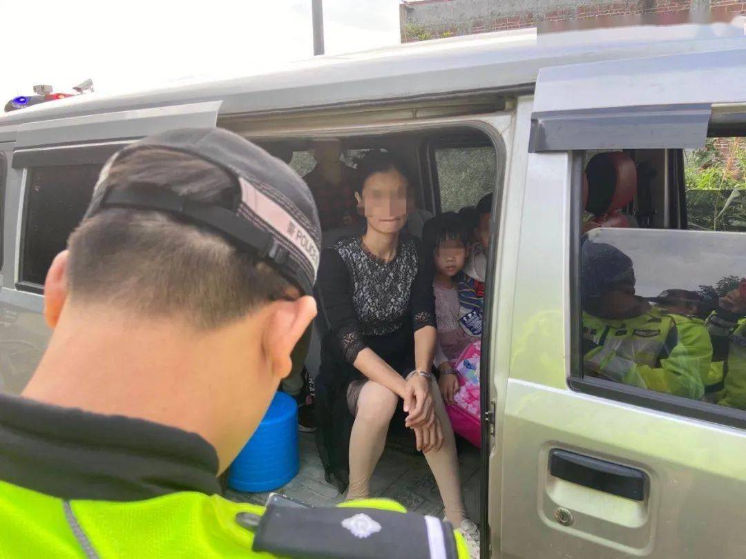 廣西：梧州這輛 “黑校車” 讓人嚇一跳！如此超載，實(shí)在危險(xiǎn)